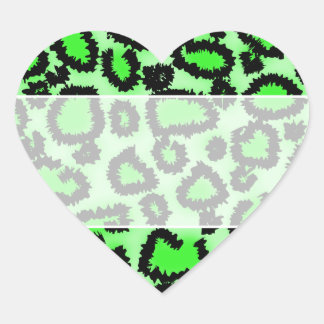 Sticker Cœur Motif Empreinte de léopard noir et vert citron.