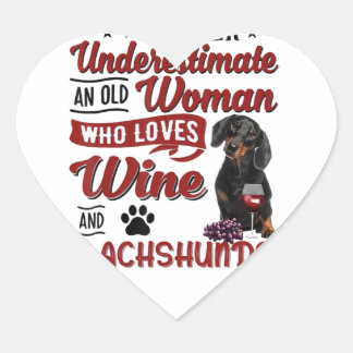 Sticker Cœur Never Underestimate An Old Woman Who Loves Wine _