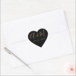 Sticker Cœur Noir Monogramme Or Élégant mariage<br><div class="desc">Élégant arrière - plan noir avec des monogrammes manuscrits en or. Parfait pour enregistrer les scellés de l'enveloppe de date ou comme accessoire mariage. Consultez notre magasin pour plus d'options de couleurs.</div>