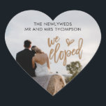 Sticker Cœur Nom Elopé Photo Artsy Script<br><div class="desc">Pratique pour vos mailings après votre élopement, en forme de coeur romantique, avec votre photo préférée de vous deux de votre jour que vous téléchargez simplement pour remplacer l'échantillon. La typographie est superposée. Nous Eloped est dans un ensemble d'art moderne avec un motif de coeur, et simple sans texte est...</div>