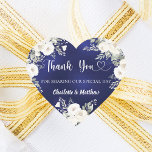 Sticker Cœur Nuit bleue florales blanches cœur merci mariage<br><div class="desc">Un fond bleu marine de couleur inégale. Décoré de fleurs blanches,  de roses et d'un cœur. Personnalisez et ajoutez vos noms. Avec le texte : Merci de partager notre jour spécial.</div>
