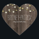 Sticker Cœur Pays Western Lights & Grange Wood Wedding Faveurs<br><div class="desc">Country Western Lights & Grange Wood Wedding Favors - utilisez ces autocollants pour habiller les enveloppes sur les faveurs pour les invités ou ce que vous voulez. Le design comprend une grange imprimée ou un arrière - plan en bois récupéré avec des étoiles dorées et des lampes à cordes brillantes...</div>