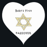 Sticker Cœur Première Pâque du bébé<br><div class="desc">Célébrez la première pâque de bébé avec des cadeaux d'étoile et de matzoh juifs pour les vacances juives et vêtements pour bébé pour le séder.</div>