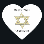Sticker Cœur Première Pâque du bébé<br><div class="desc">Célébrez la première pâque de bébé avec des cadeaux d'étoile et de matzoh juifs pour les vacances juives et vêtements pour bébé pour le séder.</div>