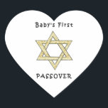 Sticker Cœur Première Pâque du bébé<br><div class="desc">Célébrez la première pâque de bébé avec des cadeaux d'étoile et de matzoh juifs pour les vacances juives et vêtements pour bébé pour le séder.</div>