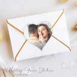 Sticker Cœur Simple rustique Enregistrer la date Photo mariage<br><div class="desc">Voici un Sticker de coeur photo "Save the Date", simple et rustique, fait sur mesure, un complément parfait à vos faveurs de mariage. Ces autocollants de coeur artisanaux incorporent votre photo préférée, en s'assurant que chaque pièce est aussi unique que votre histoire d'amour. Entourés d'un charme rustique, ils sont un...</div>