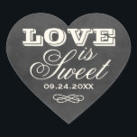 Sticker Cœur Vintage Black Chalkboard Love is Sweet Mariage<br><div class="desc">Les autocollants fantaisistes en forme de coeur "L'amour est doux" avec un monogramme des noms de mariée et de mariée et la date du mariage et avec une apparence molle de craie blanche sur un arrière - plan de tableau noir rustique avec un look texturé.</div>