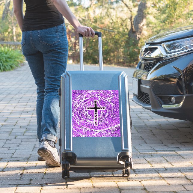 STICKER CROIX NOIRE ET ROSE AVEC ARRIÈRE - PLAN VIOLET (Valise Insitu)