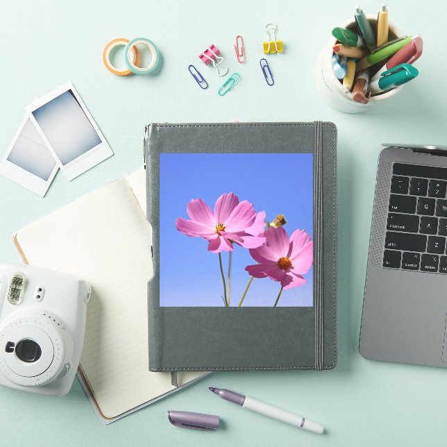Sticker de belles fleurs roses serrant un ciel bleu clair (Couverture iPad)