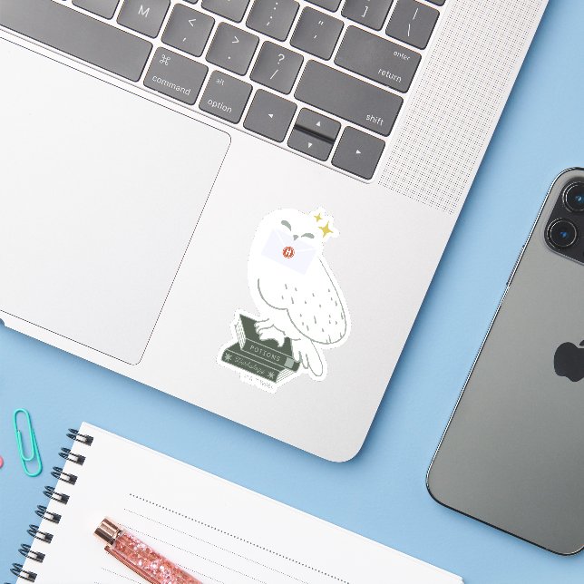 Sticker Dessin fantaisiste d'Hedwig avec lettre (Ordinateur portable avec iPhone)