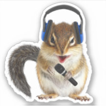 DJ chipmunk drôle avec casque et microphone.