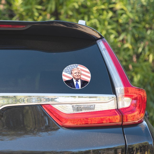Sticker Donald Trump sur le drapeau américain (Côté voiture)