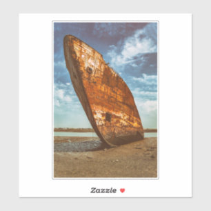 Sticker Épave rouillée échouée ou échouée sur une plage