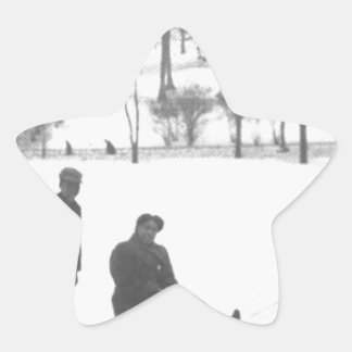 Sticker Étoile Deux garçons tirant deux filles sur des dames