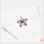 Sticker Étoile Roses de Bourgogne, pin, Holly Christmas Floral<br><div class="desc">Un étonnant motif de Noël floral de beaux roses bordeaux peints à la main, de verdure de pins, de feuilles verts et blancs, et de baies sèches couvrent ces stickers mignons, disponibles en plusieurs formes différentes. Parfait pour ajouter une touche finale aux cadeaux emballés, joindre une carte cadeau ou fermer...</div>