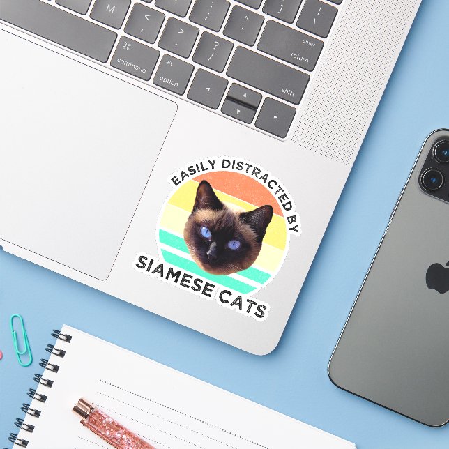 Sticker Facilement Distrait Par Les Chats Siamois (Ordinateur portable avec iPhone)