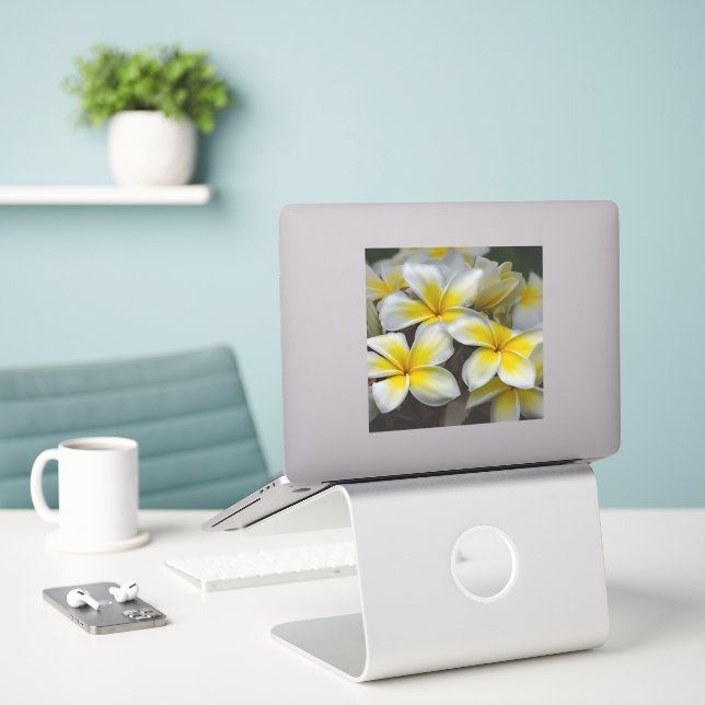 Sticker Fleur d'île – Plumeria jaune (Ordinateur portable sur le bureau)