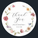 Sticker fleur sauvage Favor Rond<br><div class="desc">Scellez vos enveloppes d'invitation ou vos faveurs avec ces autocollants fleurs sauvages de Merci classiques. Avec le nom de votre événement et la date encadrée par une couronne d'aquarelle de feuillage fleur sauvage. Coordonne avec la collection In Bloom Elegant trouvée dans la boutique Adore Paper Co. Zazzle.</div>