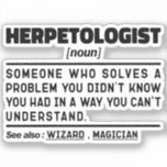 Sticker Herpetologue Noun Professeur Cool Sarcastique<br><div class="desc">L'Herpétologiste Drôle Dit "Herpétologue Quelqu'un qui résout un problème que vous ne saviez pas que vous aviez d'une manière que vous ne comprenez pas". Prenez ce dessin humoristique amusant comme un cadeau amusant pour une maman,  un papa ou un ami génial.</div>