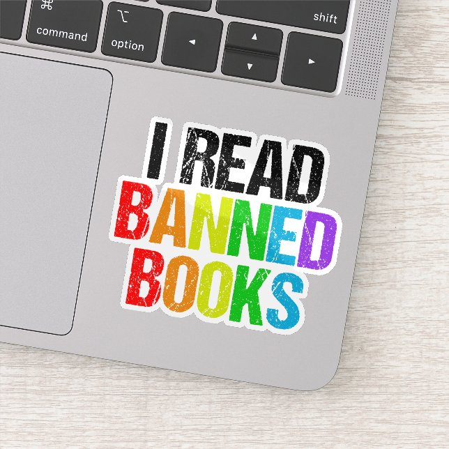 Sticker I Read Banned Books Rainbow Laptop (Détail)
