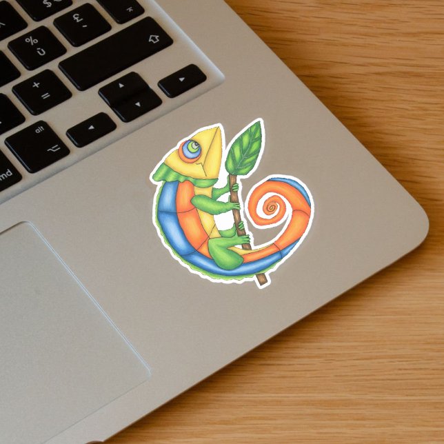 Sticker Imaginaire souriant Feuille de lézard colorée sur  (Cute fantasy lizard with leaf in vibrant colours on vinyl sticker.)