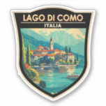 Sticker Insigne d'art de voyage Lago di Como Italia<br><div class="desc">Design vectoriel du lac de Côme. Le lac de Côme,  situé dans la région de Lombardie,  dans le nord de l'Italie,  est une station balnéaire haut de gamme connue pour ses paysages spectaculaires,  située au pied des Alpes.</div>
