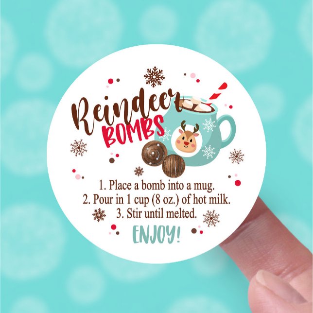 Sticker Instructions pour la bombe de cacao chaud de Noël  (mockup of reindeer hot cocoa bomb serving instructions round sticker)