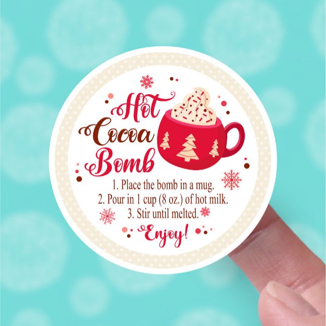 Sticker Instructions relatives à l'utilisation du chocolat (mockup of beige and red hot cocoa bomb round sticker)