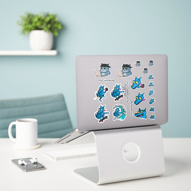 Sticker IT Cat and Quircky the blue dog. (Ordinateur portable sur le bureau)