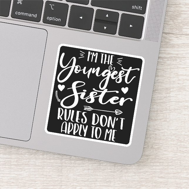 Sticker Je suis la plus jeune des règles de la Soeur ne m' (Détail)