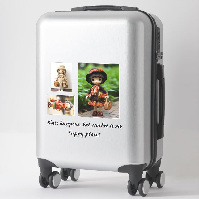 Sticker Knit arrive, mais crochet est mon endroit heureux (Sur valise)