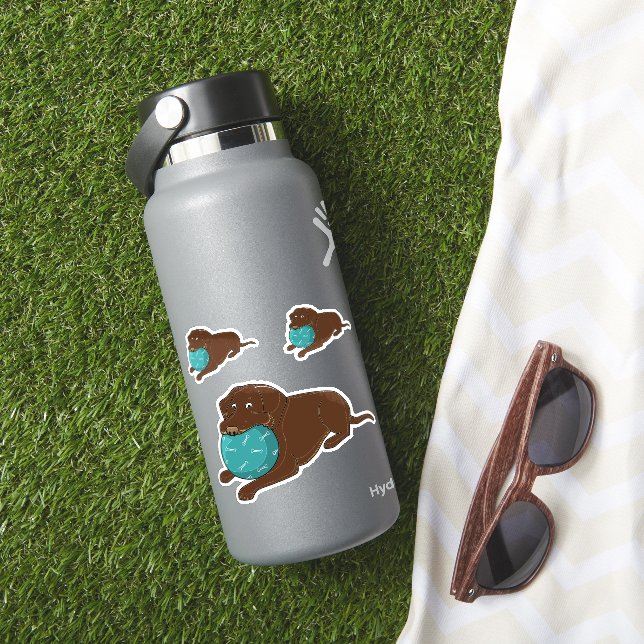 Sticker Labrador chocolat avec ballon dessin animé (HydroFlask Insitu)
