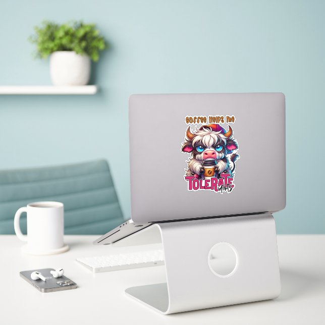 Sticker Le café m'aide à tolérer les idiots  (Ordinateur portable sur le bureau)