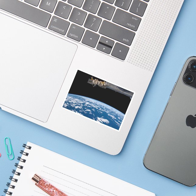 Sticker Le membre de la Terre, ou l'horizon (Ordinateur portable avec iPhone)