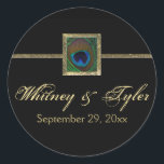 Sticker Mariage en plume Peacock noir et or<br><div class="desc">Cette vignette de mariage ronde en plumes de paon noir et or de 1, 5 po et/ou le sceau d'enveloppe correspondent aux invitations de mariage indiquées ci-dessous. Vous pouvez également le redimensionner jusqu'à 3" de diamètre. Si vous avez besoin de modifications ou d'autres éléments correspondants, envoyez un courriel à niteowlstudio@gmail.com...</div>