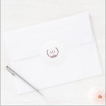 Sticker Mariage Monogramme Blanc Floral Bourgogne<br><div class="desc">Cet autocollant de mariage monogramme blanc et floral bordeaux présente un somptueux décor de merlot foncé avec une élégante calligraphie dorée et des ornements floraux dorés. L'histoire des couleurs de bijoux et les accents botaniques dorés ainsi qu'un écriture minimaliste et délicate créent une esthétique moderne, royale et romantique, qui établit...</div>