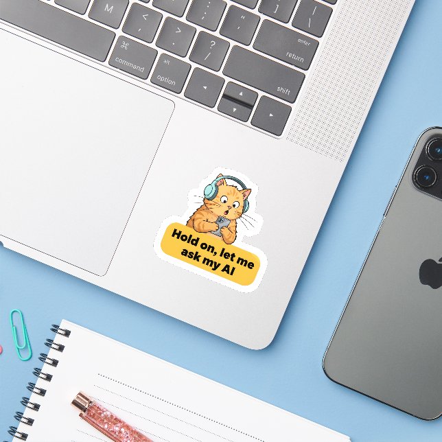 Sticker Mème de chat IA drôle – “Attends, je vais demander (Ordinateur portable avec iPhone)