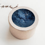 Sticker Merci en argent céleste de nuit<br><div class="desc">Cet autocollant céleste ciel d'argent merci faveur est parfait pour votre mariage enchanté sous les étoiles. Le ciel bleu marine foncé, parsemé d'étoiles argentées, donnera le ton à votre mariage extérieur boho du soir. Personnalisez-le comme vous le souhaitez ou gardez-le tel quel. N'oubliez pas de parcourir le reste de la...</div>