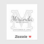 Sticker Monogramme et nom de la servante d'accueil personn<br><div class="desc">Cadeaux Bridesmaids personnalisées avec le nom de la femme d'honneur personnalisée en gris style de police de script classique et monogramme en gris clair style de police serif classique en arrière - plan avec titre et date mariage en gris classique style de police serif. Aussi parfait pour femme de ménage...</div>