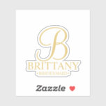 Sticker Monogramme et nom d'or de la servante d'accueil pe<br><div class="desc">Ajoutez une touche personnelle à votre mariage grâce à un autocollant personnalisé. Cet autocollant est doté d'un monogramme personnalisé en style de police de script élégant en or avec le nom et le titre de bridesmaid en style de police de serif classique en or. Parfait aussi pour femme de ménage...</div>