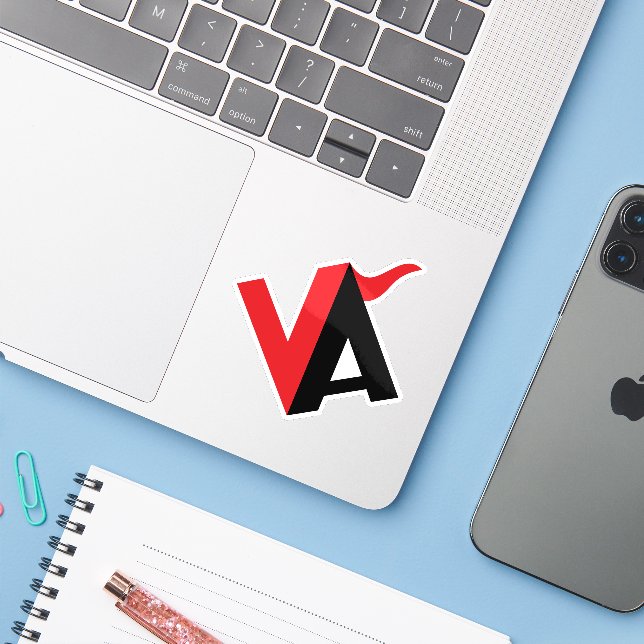 Sticker Monogramme lettre VA minimal classique rouge et no (Ordinateur portable avec iPhone)