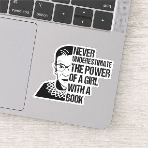 Sticker Ne jamais sous-estimer le pouvoir d'une fille avec