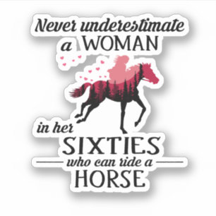 Sticker Ne Sous-Estimez Jamais Une Femme À Cheval Dans Les