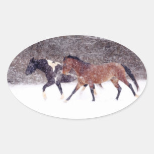 Sticker Ovale Chevaux de neige d'hiver en grange