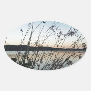 Sticker Ovale Herbes au lac Sunset