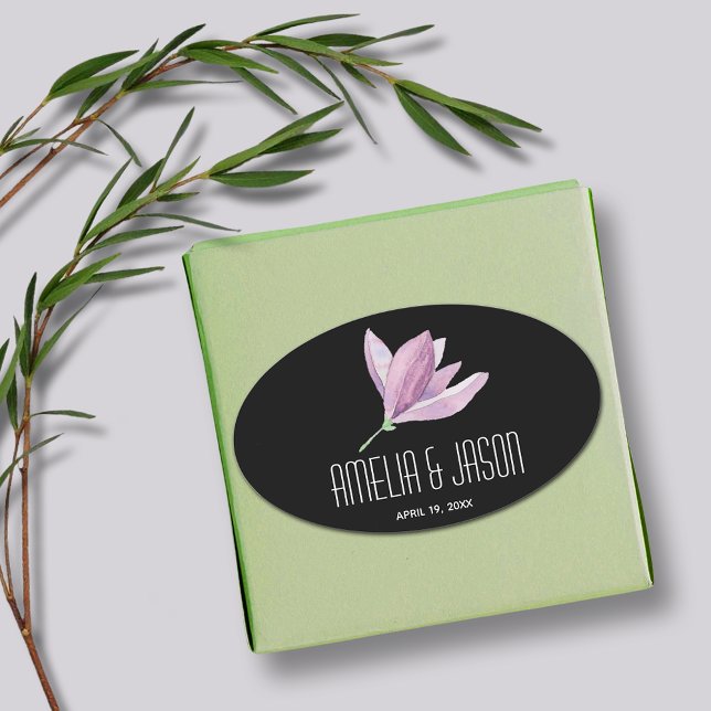 Sticker Ovale Magnolia violet floral sur Mariage noir (Magnolia Floral Wedding Favor Black Oval Stickers)