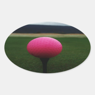 Sticker Ovale Pink Golf Ball sur un terrain de golf de montagne
