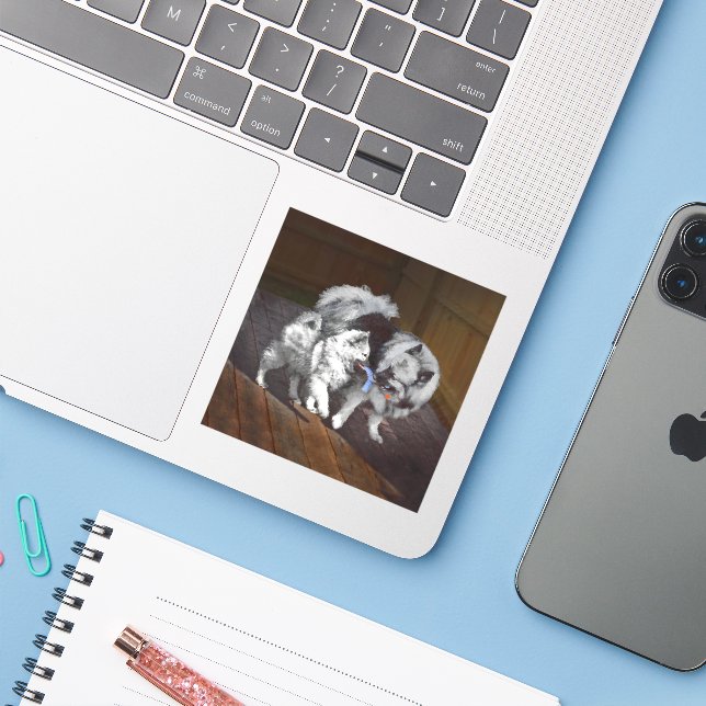 Sticker Peinture Keeshond Playtime - Jolie art original ch (Ordinateur portable avec iPhone)