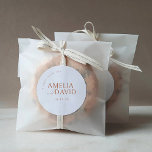 Sticker pour étiquette d'un Merci doux<br><div class="desc">Mariage Dusty En Terracotta Favore Sticker Rond. Sticker minimaliste simple personnalisé. Cliquez simplement sur le lien personnaliser plus loin, affiché sous la zone de personnalisation du texte à droite, et choisissez votre arrière - plan de couleur personnalisé. Ce modèle autocollant permet de créer rapidement et facilement des ajouts étonnants à...</div>