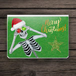 Sticker Pour Ordinateurs HP Silly Christmas Skeleton tenant des ornements Étoi<br><div class="desc">Cette peau ou cette décoration pour votre ordinateur portable HP a un squelette sot tenant des ornements rouges et verts brillants jusqu'à ses yeux en portant un chapeau de Père Noël avec Joyeux texte de Noël en or et une étoile d'or sur un arrière - plan vert avec de minuscules...</div>